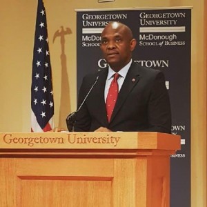 Tony Elumelu faz um discurso na McDonough School of Business da Universidade de Georgetown 