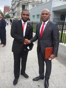Shadi Sabeh e Tony Elumelu fora da Casa Branca, Washington DC
